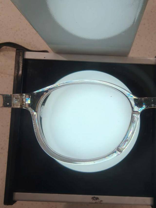 嚇人！眼鏡鏡片出現彩虹波紋，會傷眼？
