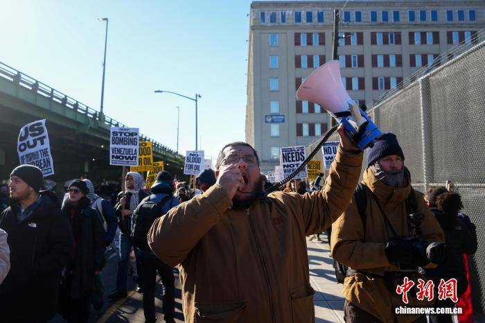 美多地民眾抗議美國對委內瑞拉實施軍事打擊