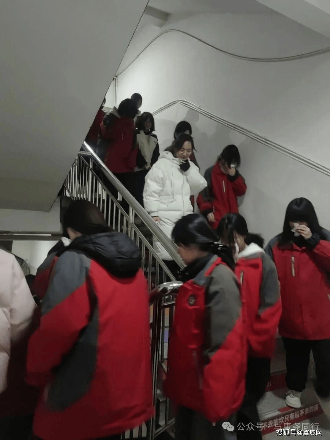 隆堯縣唐堯中學舉行夜間消防演練