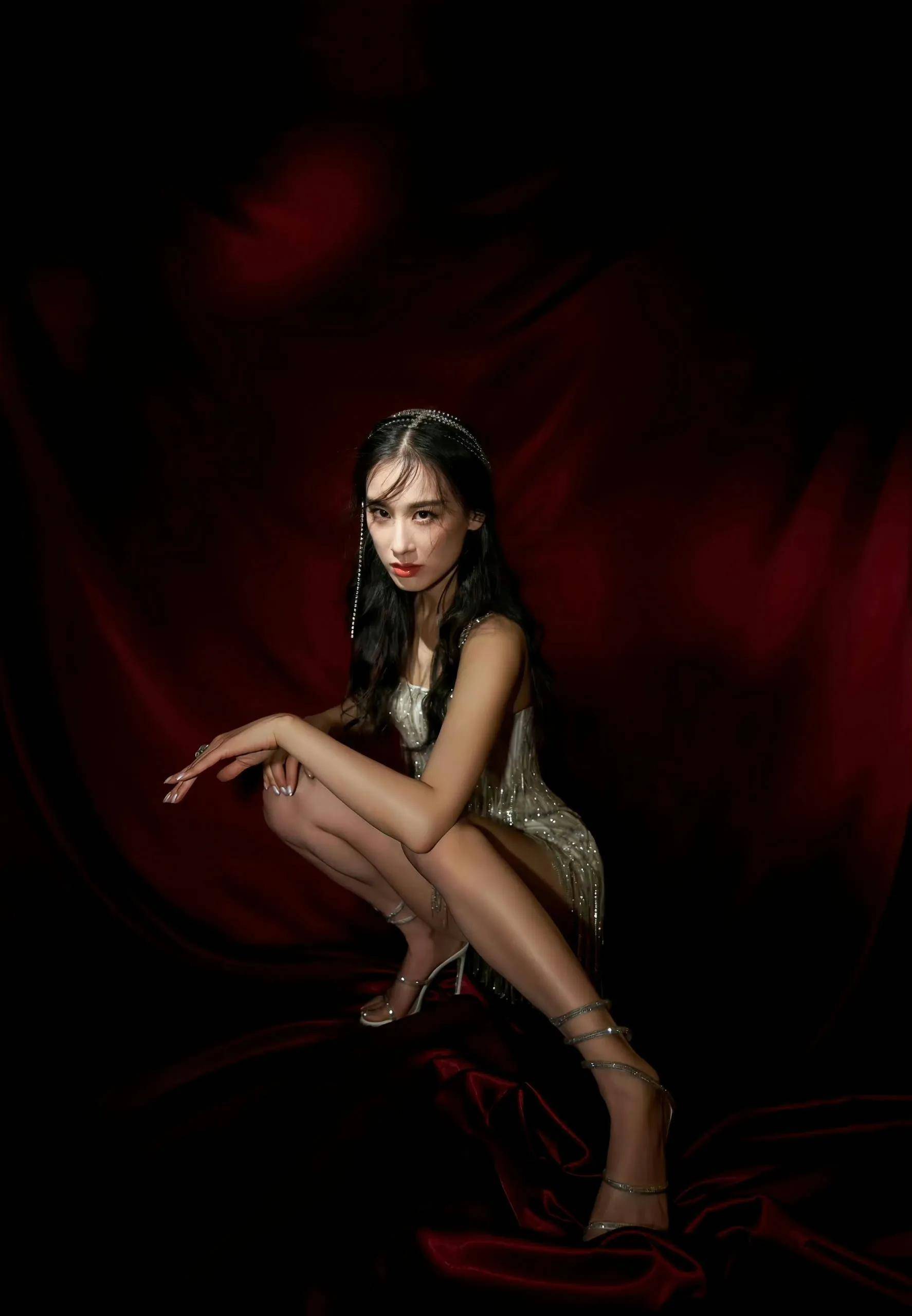 原創離婚之後的黃聖依徹底放飛自我，演繹透視性感美學，呈現女性美