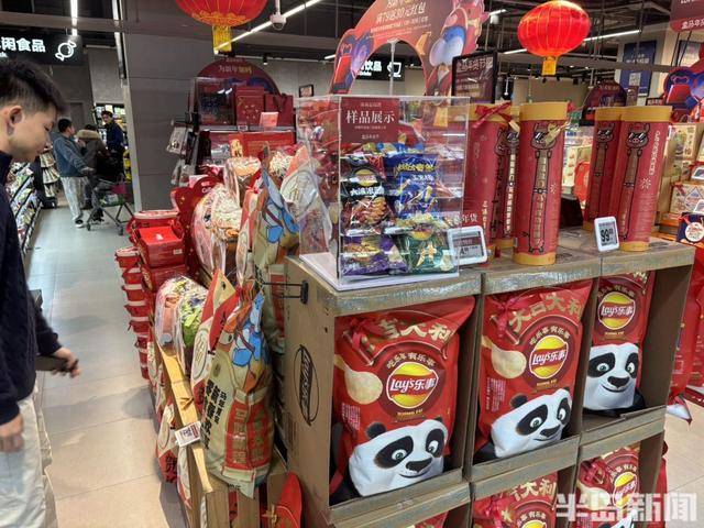 貨架滿滿當當，市民忙購“年味”