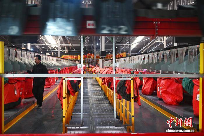 甘肅蘭州迎來春節快遞分揀高峰