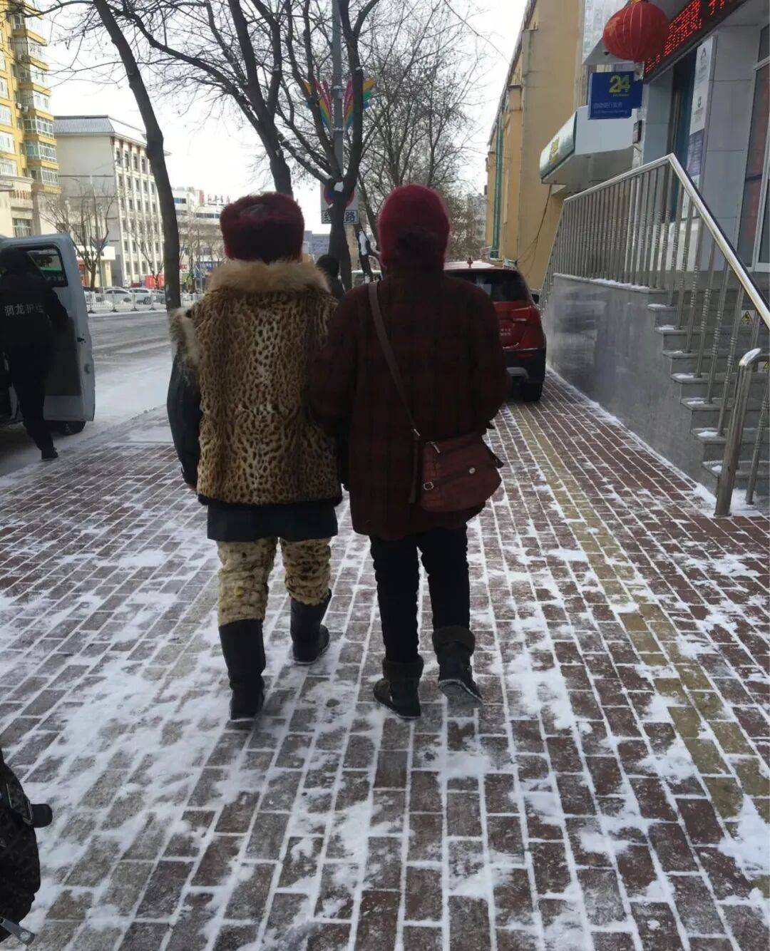 鶴崗「房產一哥」，轉行擦邊背後