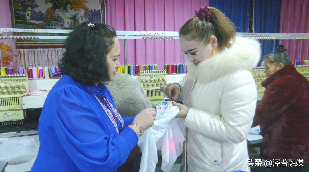 澤普縣波斯喀木鄉：刺繡作坊忙增收 實幹開啟新徵程