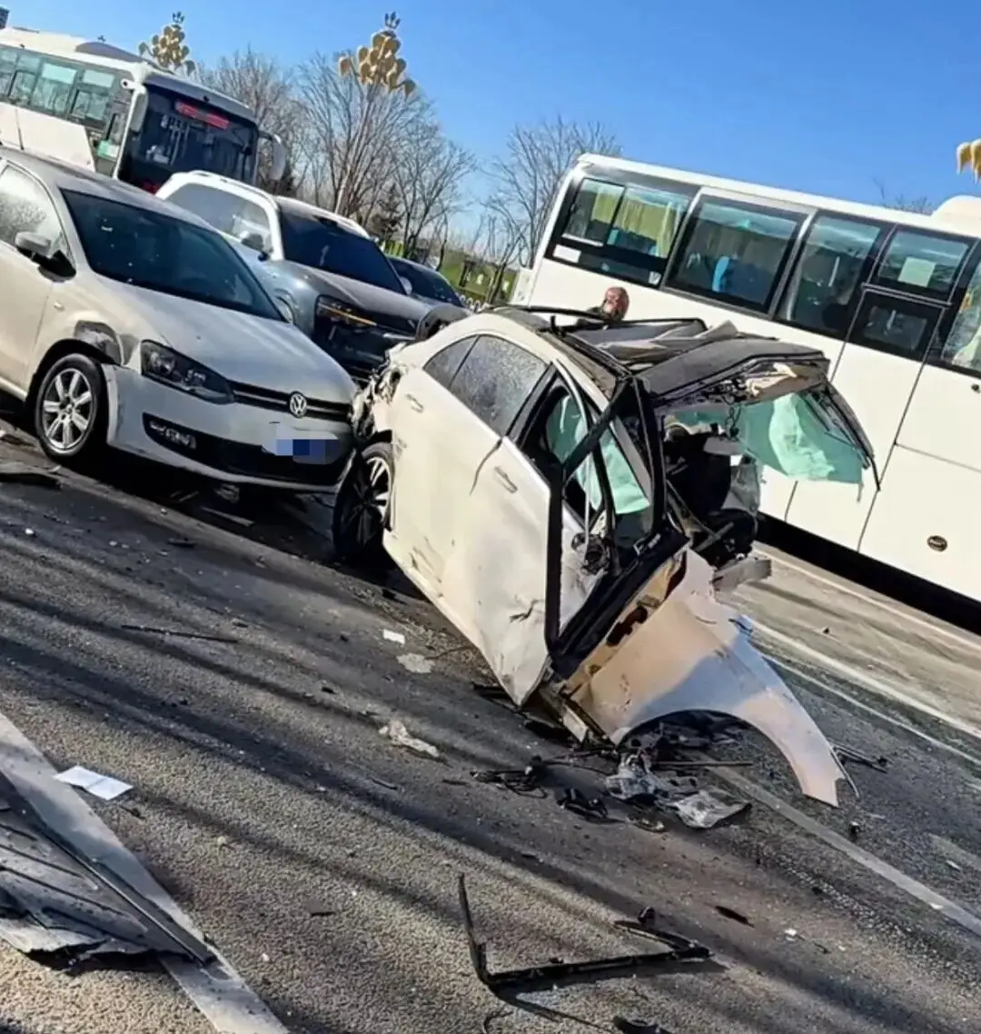 雷某某（女，60歲）駕車失控，“車頭車尾撞成兩截”，警方通報