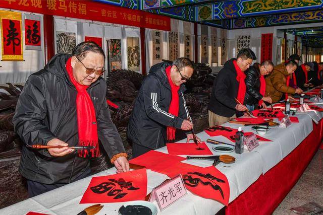 密雲書法家走進冶仙塔景區，“中華龍硯”前為市民揮毫送福