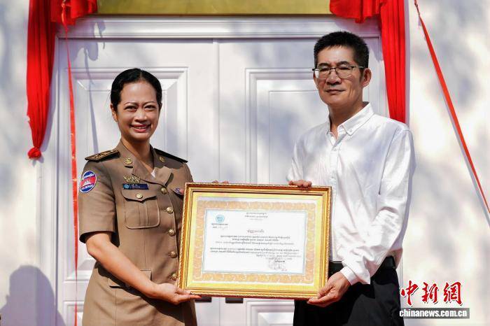 中企捐建柬埔寨國公省立小學圖書館揭牌啟用