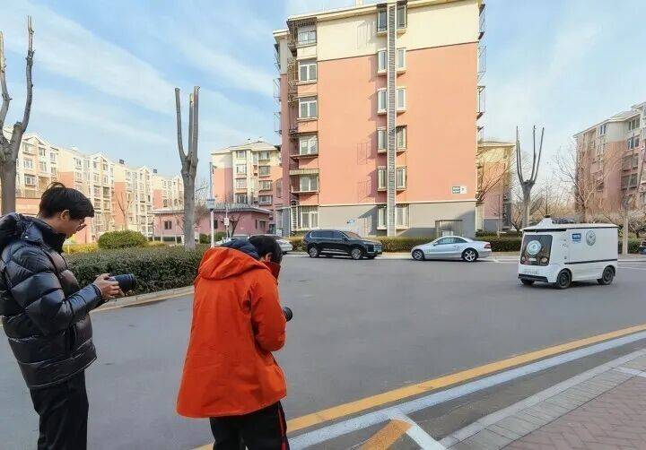 “賽博快遞員”年貨配送忙