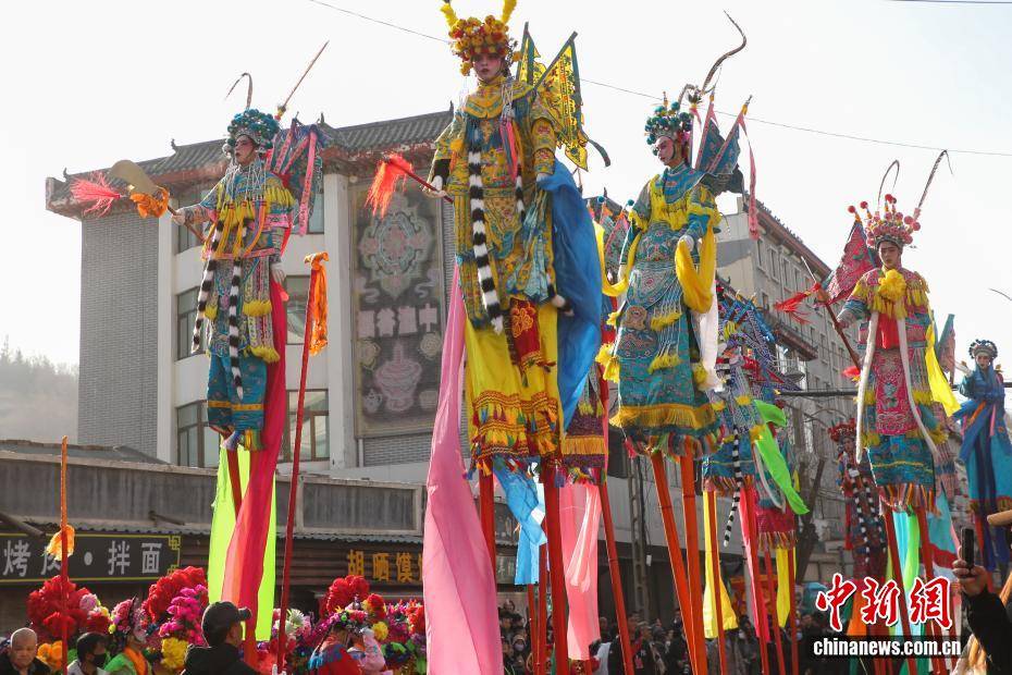 （新春走基層）青海湟中：“空中舞蹈”魯沙爾高蹺精彩上演