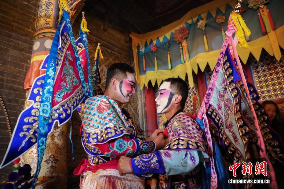 （新春走基層）青海湟中：“空中舞蹈”魯沙爾高蹺精彩上演