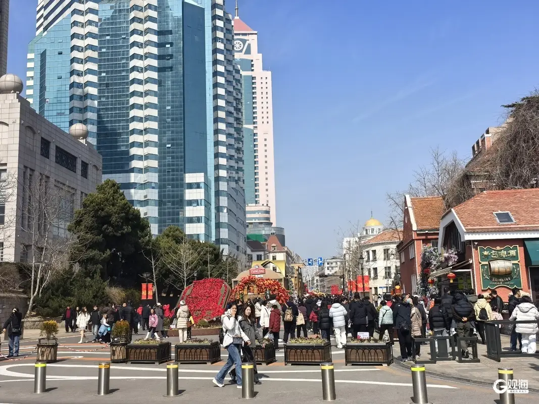 春節假期過後，青島老城文化旅遊區依然“人從眾”