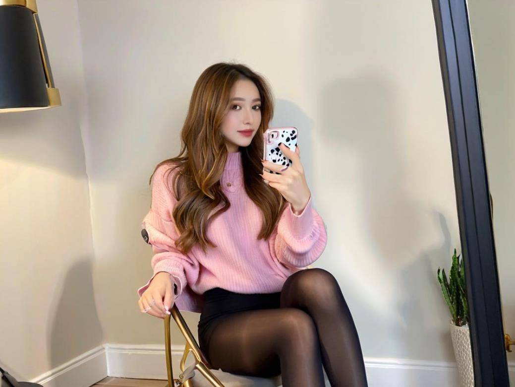 原創開心一笑：姐姐和姐夫讓屋裡門反鎖，我挑開窗簾竟看到……